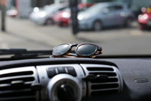 Sonnenbrille-im-Auto