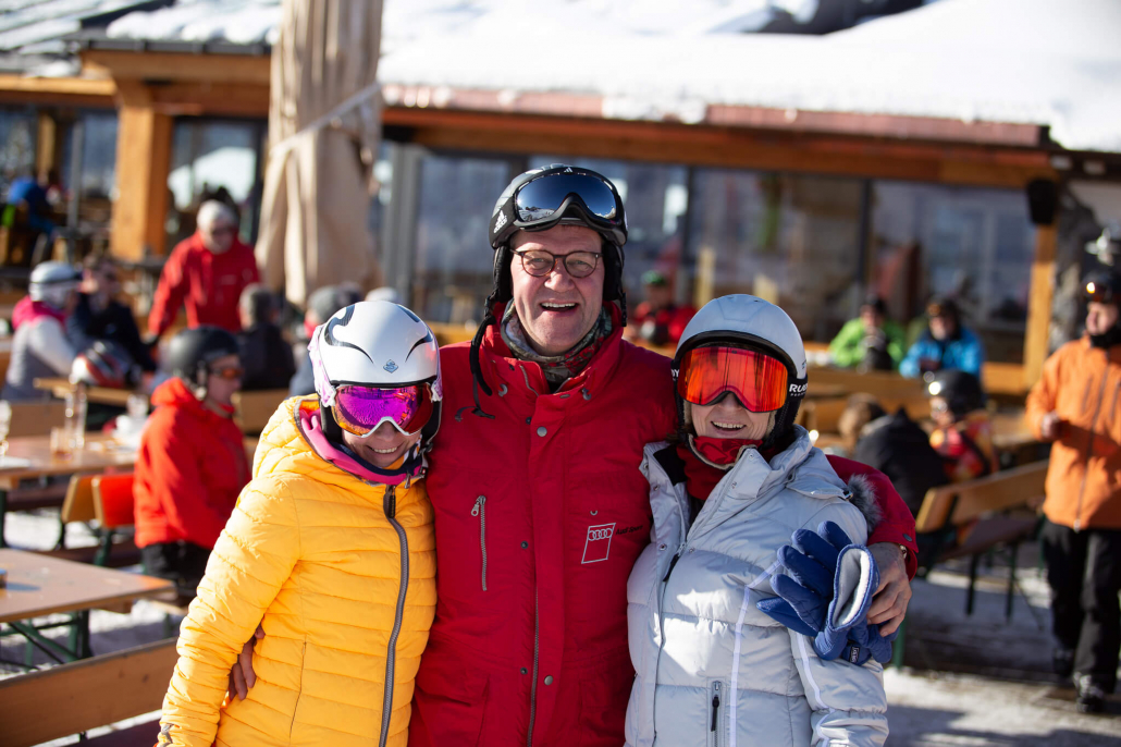 Brillenhalter-Ski - mit Platz für zwölf Brillen am restaurierten Holzski!