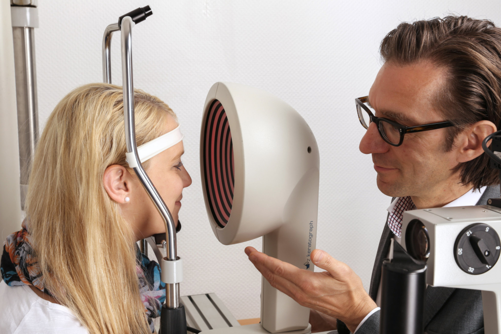 Volker-Meyer-führt-einen-Sehtest-durch