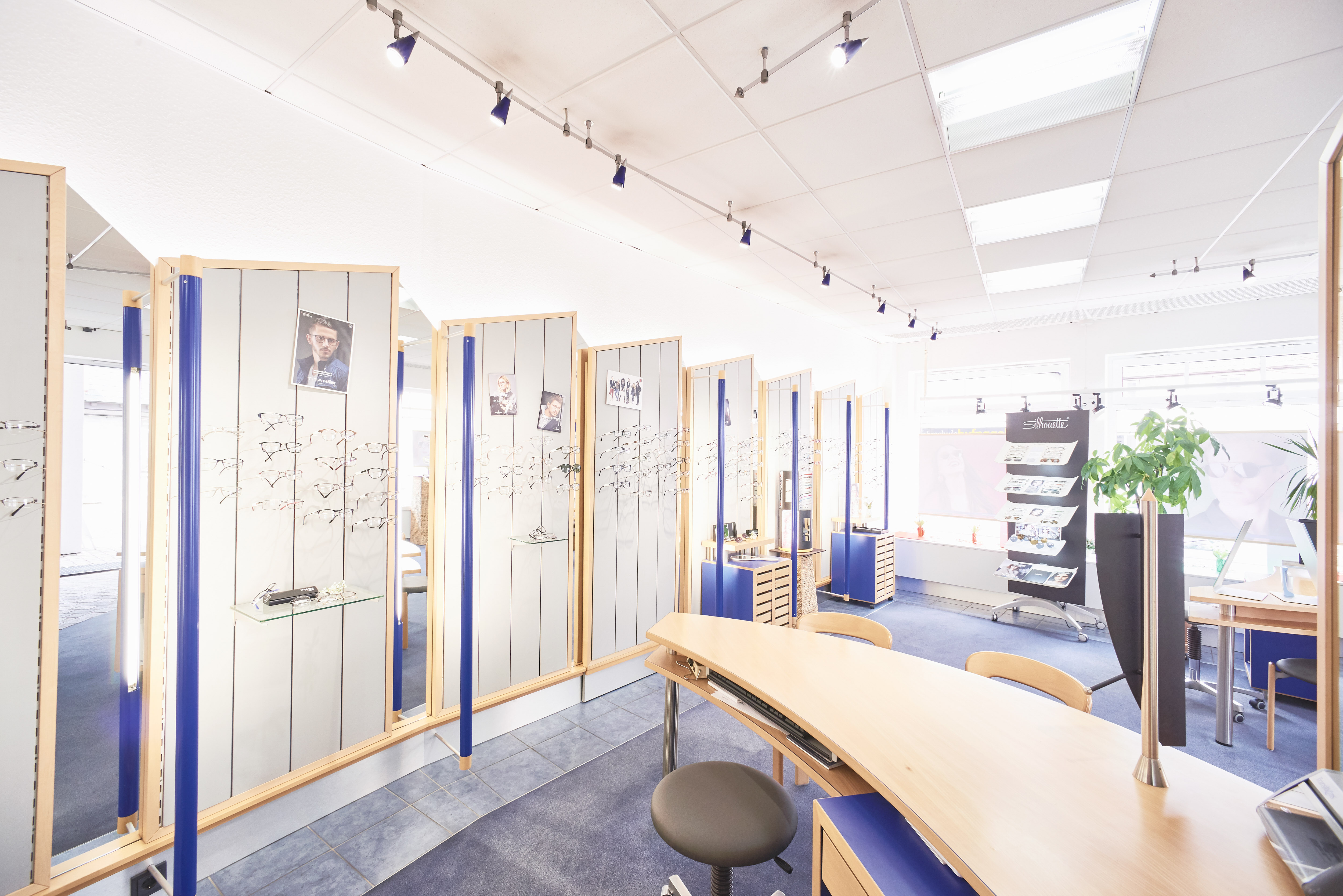 steinau-Augenoptiker-Innenraum-Brillenfassungen