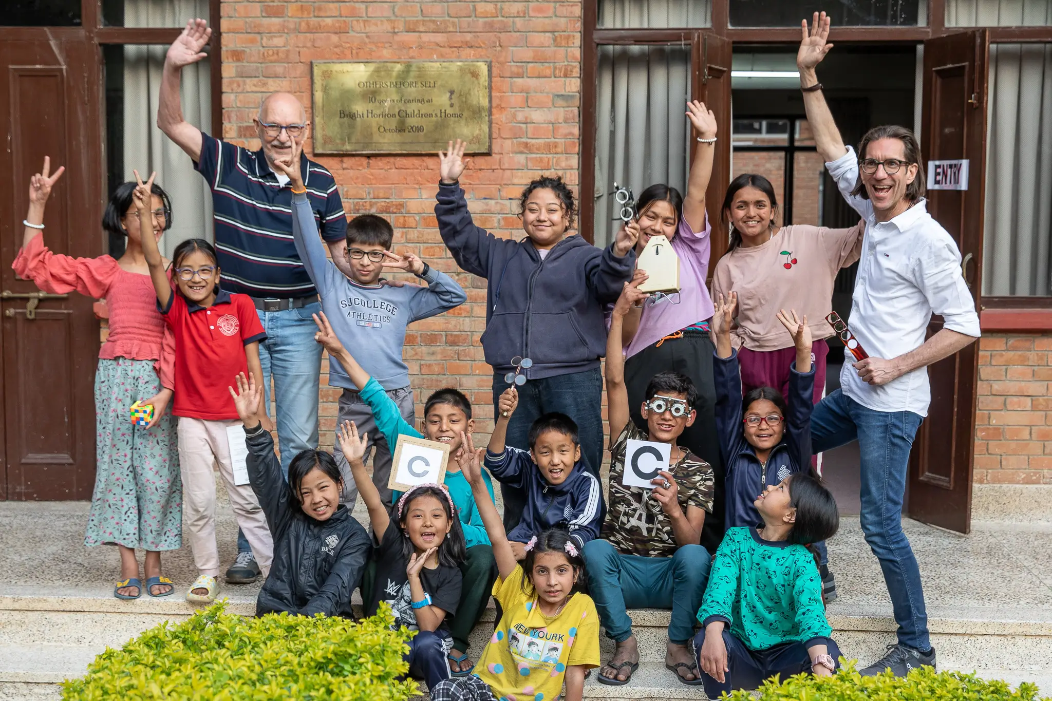 Nepal Optik Team bei der Augenuntersuchung